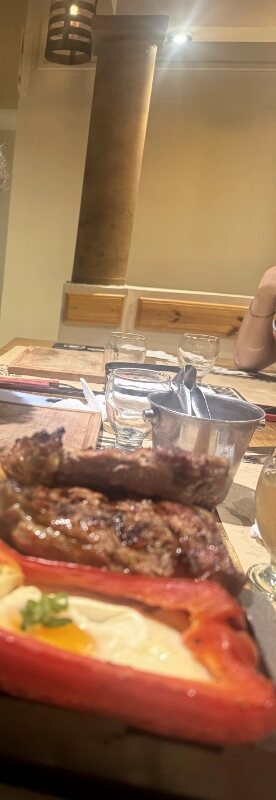 Salón, columnas y la parrilla en la mesa